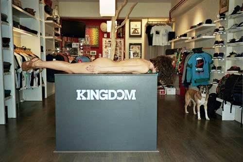 ช่างภาพสาวอินโดฯ ทิ้งทวน แก้ผ้าทำท่าแพลงกิ้ง