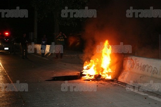 นักศึกษา ม.รังสิต ขี่มอเตอร์ไซค์ BMW แหกโค้ง ไฟไหม้ทั้งคัน นักศึกษา ม.รังสิต ขี่มอเตอร์ไซค์ BMW แหกโค้ง ไฟไหม้ทั้งคัน