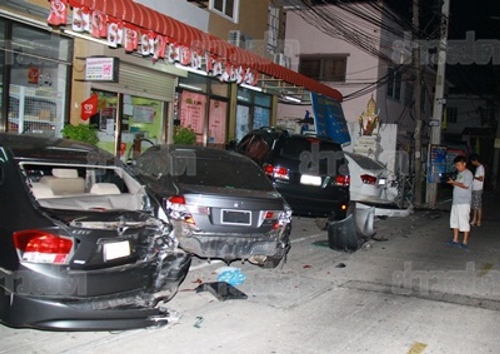 ชายเมาแล้วขับชนพินาศ 5 คันรวด วิน จยย.-ผู้โดยสาร ดับ 2 ศพ ชายเมาแล้วขับชนพินาศ 5 คันรวด วิน จยย.-ผู้โดยสาร ดับ 2 ศพ