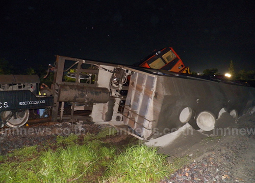 รถไฟบรรทุกปูน ตกรางปทุมธานี ผงซีเมนต์กระจายเกลื่อน รถไฟบรรทุกปูน ตกรางปทุมธานี ผงซีเมนต์กระจายเกลื่อน