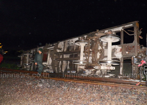 รถไฟบรรทุกปูน ตกรางปทุมธานี ผงซีเมนต์กระจายเกลื่อน รถไฟบรรทุกปูน ตกรางปทุมธานี ผงซีเมนต์กระจายเกลื่อน