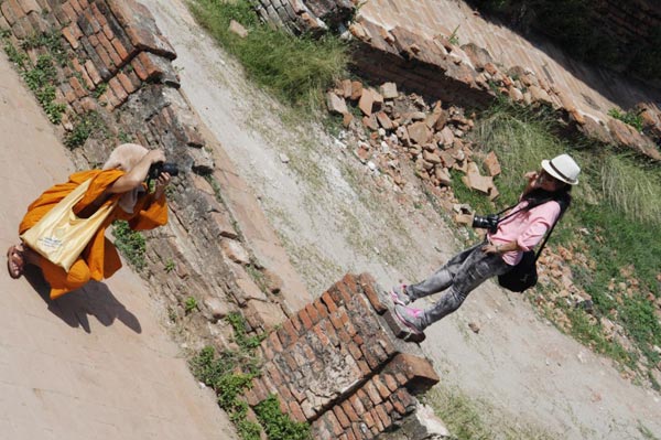 พระถ่ายรูปให้สีกา พระถ่ายรูปให้สีกา