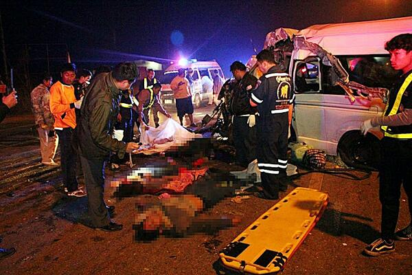 รถทัวร์ชนรถตู้ที่ปากช่อง สังเวย 3 ศพ รถทัวร์ชนรถตู้ที่ปากช่อง สังเวย 3 ศพ