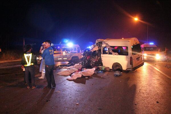 รถทัวร์ชนรถตู้ที่ปากช่อง สังเวย 3 ศพ รถทัวร์ชนรถตู้ที่ปากช่อง สังเวย 3 ศพ