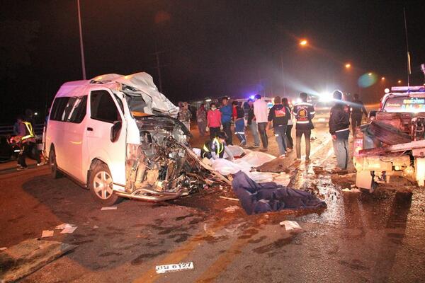 รถทัวร์ชนรถตู้ที่ปากช่อง สังเวย 3 ศพ รถทัวร์ชนรถตู้ที่ปากช่อง สังเวย 3 ศพ