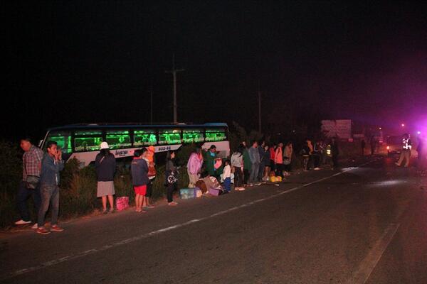 รถทัวร์ชนรถตู้ที่ปากช่อง สังเวย 3 ศพ รถทัวร์ชนรถตู้ที่ปากช่อง สังเวย 3 ศพ