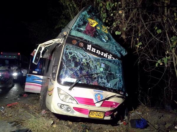 รถพ่วง 18 ล้อ พุ่งชนรถบัสนักเรียน รร.บ้านดงหลบ ดับ 14 เจ็บอื้อ รถพ่วง 18 ล้อ พุ่งชนรถบัสนักเรียน รร.บ้านดงหลบ ดับ 14 เจ็บอื้อ