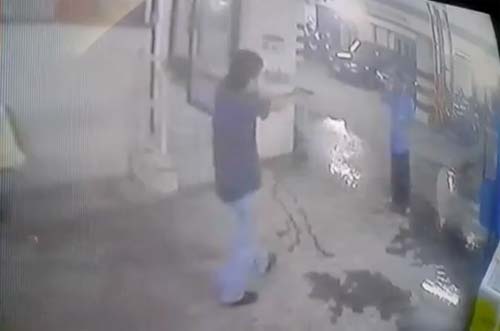 หนุ่มเลือดร้อนฉุนแท็กซี่แซวแฟนสาว ไม่ไว้ชีวิต ชักปืนยิงดับ หนุ่มเลือดร้อนฉุนแท็กซี่แซวแฟนสาว ไม่ไว้ชีวิต ชักปืนยิงดับ