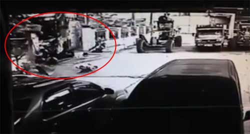 คลิปอุบัติเหตุสยอง รถทัวร์ซิ่งชนท้ายรถบัส พุ่งไถลชนคน ดับ 1 เจ็บ 4 คลิปอุบัติเหตุสยอง รถทัวร์ซิ่งชนท้ายรถบัส พุ่งไถลชนคน ดับ 1 เจ็บ 4