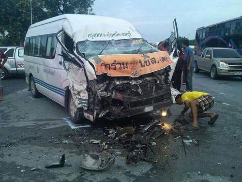 รถตู้ชนสิบล้อตรงจุดยูเทิร์นร้อยศพ อยุธยา ดับ 1 เจ็บอีก 8 รถตู้ชนสิบล้อตรงจุดยูเทิร์นร้อยศพ อยุธยา ดับ 1 เจ็บอีก 8