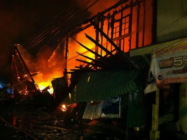 ไฟไหม้ตลาดเก่า ข้างสถานีรถไฟรือเสาะ วอด 11 หลัง ไฟไหม้ตลาดเก่า ข้างสถานีรถไฟรือเสาะ วอด 11 หลัง