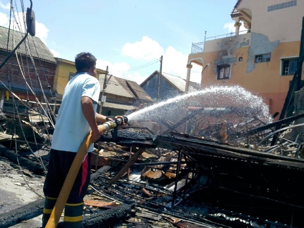 ไฟไหม้ตลาดเก่า ข้างสถานีรถไฟรือเสาะ วอด 11 หลัง ไฟไหม้ตลาดเก่า ข้างสถานีรถไฟรือเสาะ วอด 11 หลัง