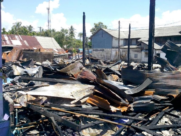 ไฟไหม้ตลาดเก่า ข้างสถานีรถไฟรือเสาะ วอด 11 หลัง ไฟไหม้ตลาดเก่า ข้างสถานีรถไฟรือเสาะ วอด 11 หลัง