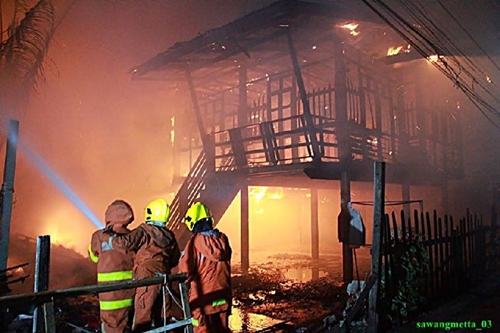 ไฟไหม้บ้านโคราช วอด 4 หลัง ไฟไหม้บ้านโคราช วอด 4 หลัง