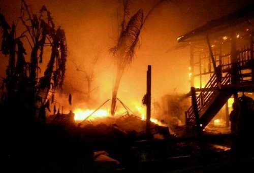 ไฟไหม้บ้านโคราช วอด 4 หลัง ไฟไหม้บ้านโคราช วอด 4 หลัง