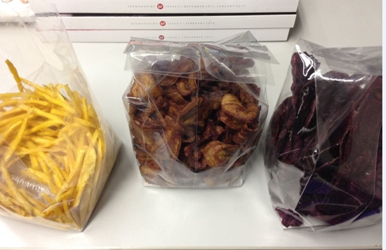 แฉกลโกงแม่ค้าขายขนม ยัดกล่องพลาสติกใส่ไว้ใต้ถุง แฉกลโกงแม่ค้าขายขนม ยัดกล่องพลาสติกใส่ไว้ใต้ถุง