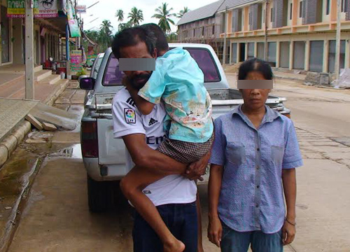 พ่อแม่ร้องสื่อ ลูกชาย ป.3 ถูกรุ่นพี่เตะขาหัก ไม่มีใครรับผิดชอบ พ่อแม่ร้องสื่อ ลูกชาย ป.3 ถูกรุ่นพี่เตะขาหัก ไม่มีใครรับผิดชอบ