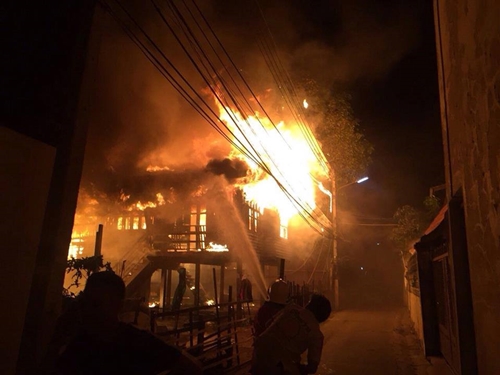 ไฟไหม้บ้านโคราช วอด 4 หลัง ไฟไหม้บ้านโคราช วอด 4 หลัง