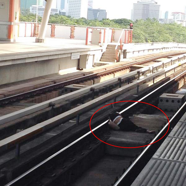 หญิงเป็นลมตกในราง BTS หมอชิต โชคดีช่วยได้ทัน หญิงเป็นลมตกในราง BTS หมอชิต โชคดีช่วยได้ทัน