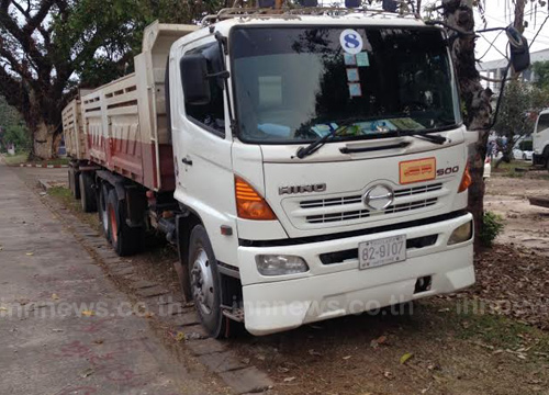 รถบรรทุกหินไม่คลุมผ้าใบ หล่นใส่รถ 3 คัน-กระจกแตก เจ็บ 1 รถบรรทุกหินไม่คลุมผ้าใบ หล่นใส่รถ 3 คัน-กระจกแตก เจ็บ 1