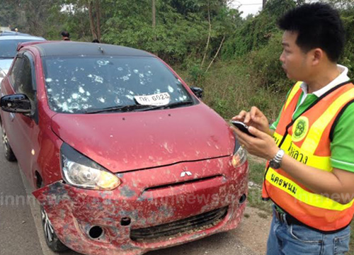 รถบรรทุกหินไม่คลุมผ้าใบ หล่นใส่รถ 3 คัน-กระจกแตก เจ็บ 1 รถบรรทุกหินไม่คลุมผ้าใบ หล่นใส่รถ 3 คัน-กระจกแตก เจ็บ 1