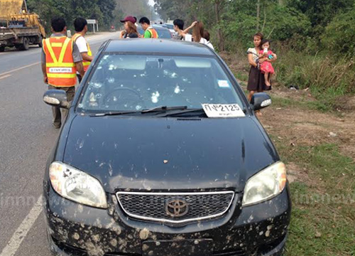 รถบรรทุกหินไม่คลุมผ้าใบ หล่นใส่รถ 3 คัน-กระจกแตก เจ็บ 1 รถบรรทุกหินไม่คลุมผ้าใบ หล่นใส่รถ 3 คัน-กระจกแตก เจ็บ 1