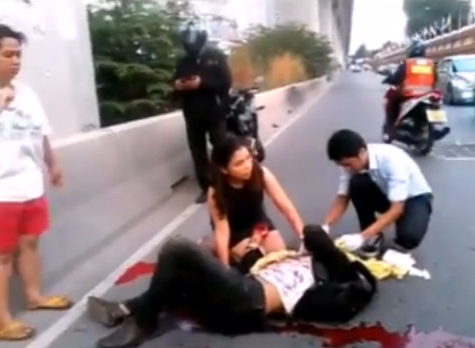 คลิปคุณหมอนางฟ้า ช่วยคนกระจกบาดคอ แม้ตัวเองก็บาดเจ็บ คลิปคุณหมอนางฟ้า ช่วยคนกระจกบาดคอ แม้ตัวเองก็บาดเจ็บ