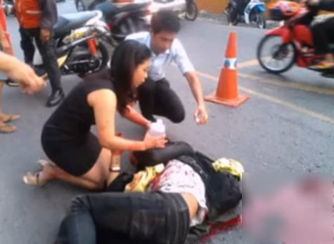 คลิปคุณหมอนางฟ้า ช่วยคนกระจกบาดคอ แม้ตัวเองก็บาดเจ็บ คลิปคุณหมอนางฟ้า ช่วยคนกระจกบาดคอ แม้ตัวเองก็บาดเจ็บ