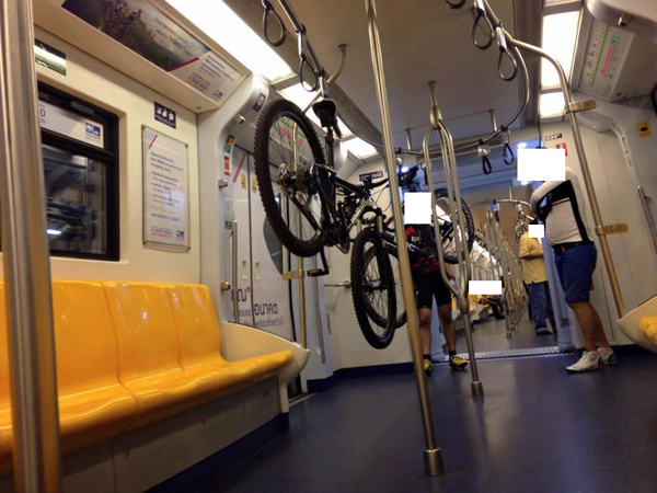 ชาวเน็ตประณาม พฤติกรรมสุดห่าม แขวนจักรยานบนราว BTS ชาวเน็ตประณาม พฤติกรรมสุดห่าม แขวนจักรยานบนราว BTS