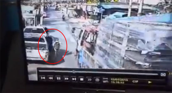 คลิป กระบะเปิดประตูไม่ระวัง ฟาดเด็กล้มกับพื้น สิบล้อมาพอดีขับรถทับเหยียบขา คลิป กระบะเปิดประตูไม่ระวัง ฟาดเด็กล้มกับพื้น สิบล้อมาพอดีขับรถทับเหยียบขา