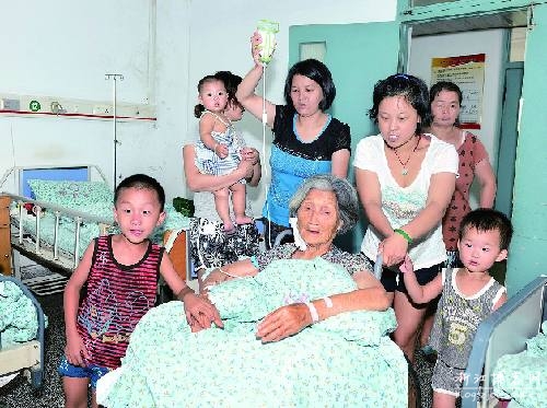 ใจประเสริฐ หญิงเก็บขยะเก็บเด็กถูกทิ้งมาเลี้ยงกว่า 30 ปี