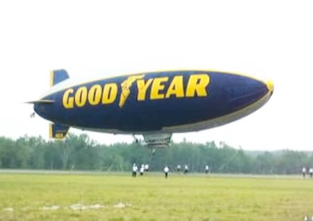 ยูเอฟโอเหนือ พิธีเปิดโอลิมปิก 2012 คือเครื่องบินกู้ดเยียร์