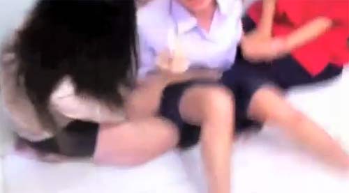 ฉาวว่อนเน็ต! คลิปเด็กมัธยมคลอดลูกในห้องเรียน