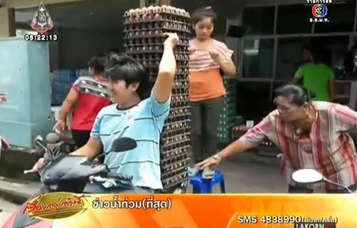 หนุ่มส่งไข่โชว์ท่ายาก ขี่รถมือเดียวส่งไข่ครั้งละ 30 แผง !