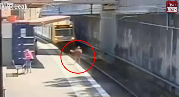 เผยคลิปปู่ออสซี่เป็นลมตกรางรถไฟ โชคดีรถไฟเบรกทัน เผยคลิปปู่ออสซี่เป็นลมตกรางรถไฟ โชคดีรถไฟเบรกทัน