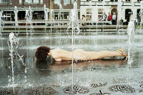 ช่างภาพสาวอินโดฯ ทิ้งทวน แก้ผ้าทำท่าแพลงกิ้ง