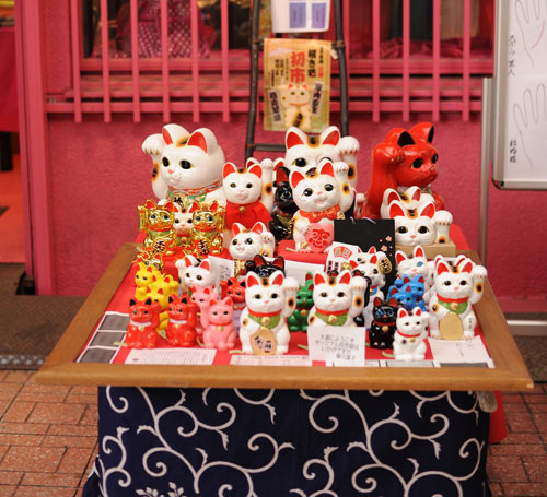 มาเนกิ เนโกะ (Maneki Neko) มาเนกิ เนโกะ (Maneki Neko)