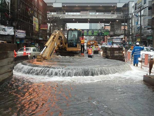 แบ็คโฮขุดท่อประปาแตก น้ำทะลักท่วมถนนราชปรารภ แบ็คโฮขุดท่อประปาแตก น้ำทะลักท่วมถนนราชปรารภ