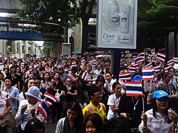 หมอตุลย์ รวมพลมวลชนหน้า CTW ค้านนิรโทษฯ-เขาพระวิหาร หมอตุลย์ รวมพลมวลชนหน้า CTW ค้านนิรโทษฯ-เขาพระวิหาร