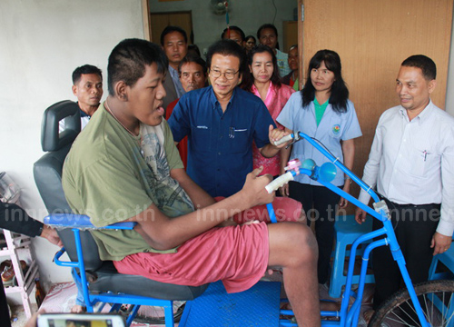 พบหนุ่มสุรินทร์โตไม่หยุด สูง 257 ซม. จ่อทำลายสถิติกินเนสส์บุ๊ก พบหนุ่มสุรินทร์โตไม่หยุด สูง 257 ซม. จ่อทำลายสถิติกินเนสส์บุ๊ก