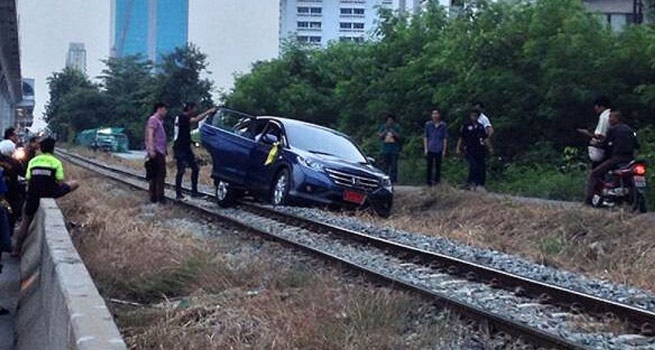 หายเมา โจ๋ซิ่งซีอาร์วีป้ายแดงบนรางรถไฟ เจอปรับ 8.5 หมื่นบาท หายเมา โจ๋ซิ่งซีอาร์วีป้ายแดงบนรางรถไฟ เจอปรับ 8.5 หมื่นบาท