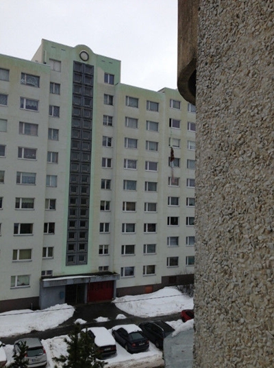 หนุ่มแอสโทเนียตกตึก หลังใช้ผ้าปูที่นอนโรยตัวจากตึก 8 ชั้น