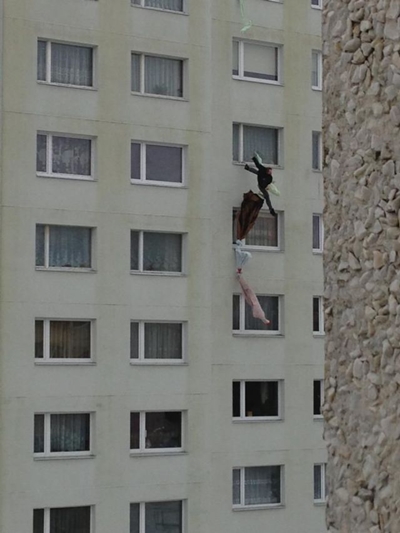 หนุ่มแอสโทเนียตกตึก หลังใช้ผ้าปูที่นอนโรยตัวจากตึก 8 ชั้น