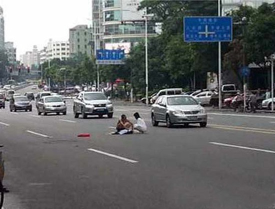 คลิป คู่รักจีนทะเลาะเดือด แก้ผ้าประชดกลางถนน คลิป คู่รักจีนทะเลาะเดือด แก้ผ้าประชดกลางถนน