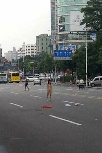 คลิป คู่รักจีนทะเลาะเดือด แก้ผ้าประชดกลางถนน คลิป คู่รักจีนทะเลาะเดือด แก้ผ้าประชดกลางถนน