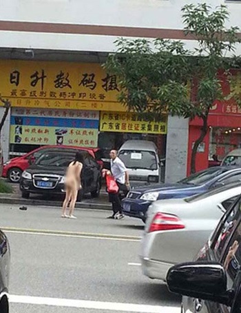 คลิป คู่รักจีนทะเลาะเดือด แก้ผ้าประชดกลางถนน คลิป คู่รักจีนทะเลาะเดือด แก้ผ้าประชดกลางถนน