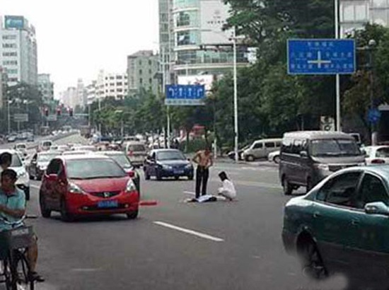 คลิป คู่รักจีนทะเลาะเดือด แก้ผ้าประชดกลางถนน คลิป คู่รักจีนทะเลาะเดือด แก้ผ้าประชดกลางถนน