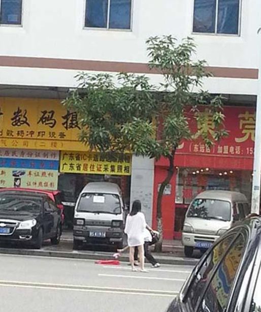 คลิป คู่รักจีนทะเลาะเดือด แก้ผ้าประชดกลางถนน คลิป คู่รักจีนทะเลาะเดือด แก้ผ้าประชดกลางถนน