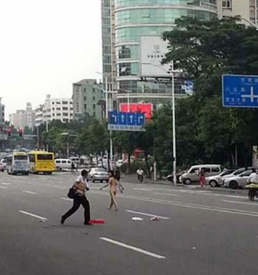 คลิป คู่รักจีนทะเลาะเดือด แก้ผ้าประชดกลางถนน คลิป คู่รักจีนทะเลาะเดือด แก้ผ้าประชดกลางถนน