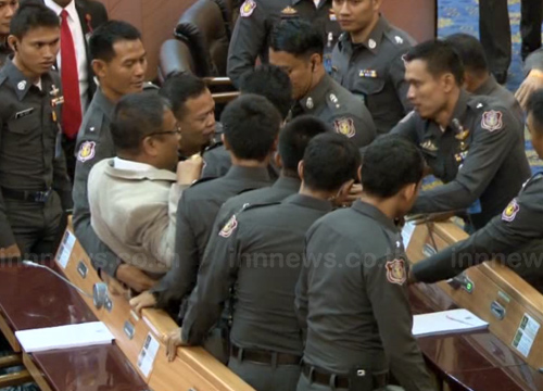 ประชุมสภาป่วนอีก ประธานสั่งหิ้ว วัชระ ส.ส.ปชป. ออกนอกห้อง ประชุมสภาป่วนอีก ประธานสั่งหิ้ว วัชระ ส.ส.ปชป. ออกนอกห้อง